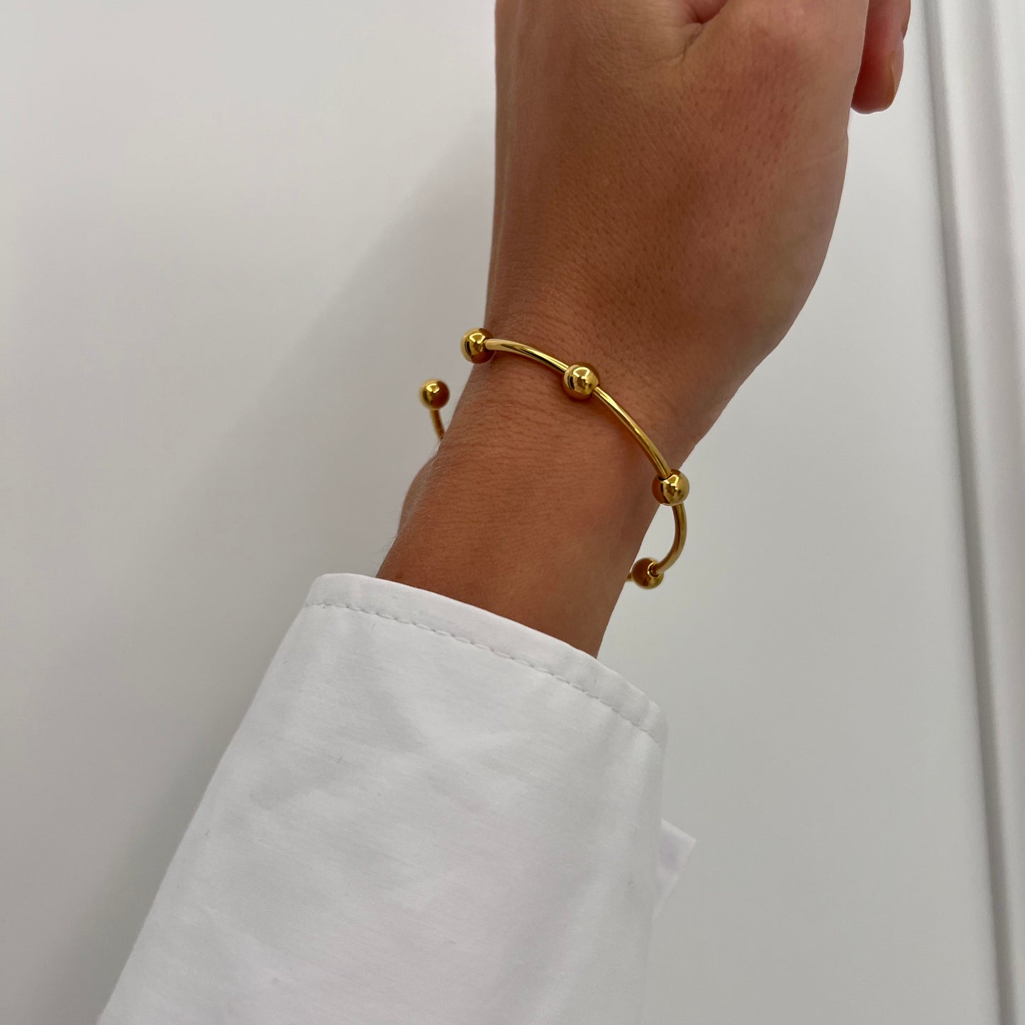 Minimalistic Round ball open bangle