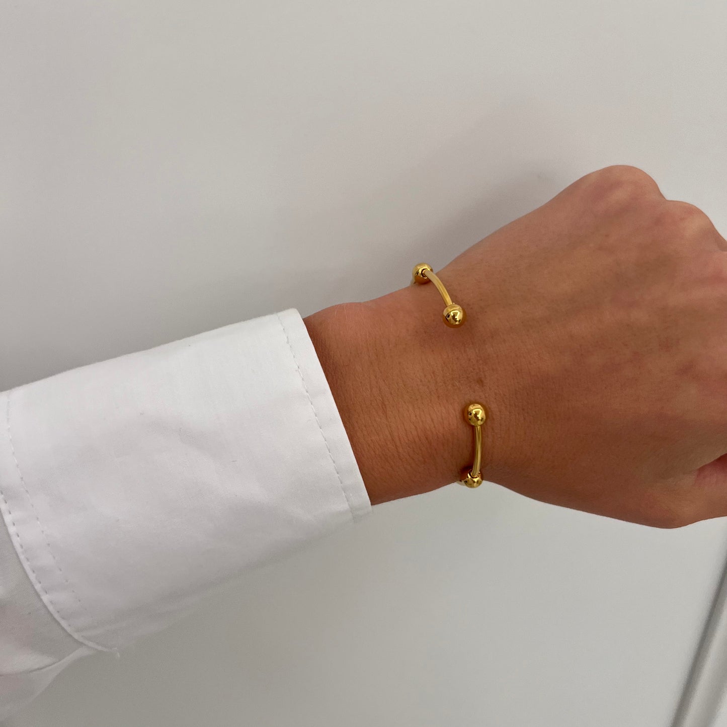 Minimalistic Round ball open bangle