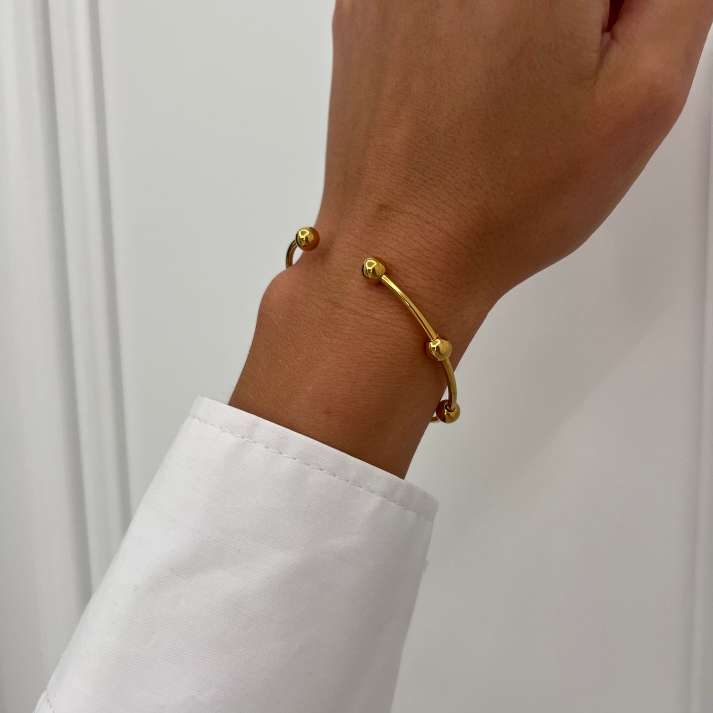 Minimalistic Round ball open bangle