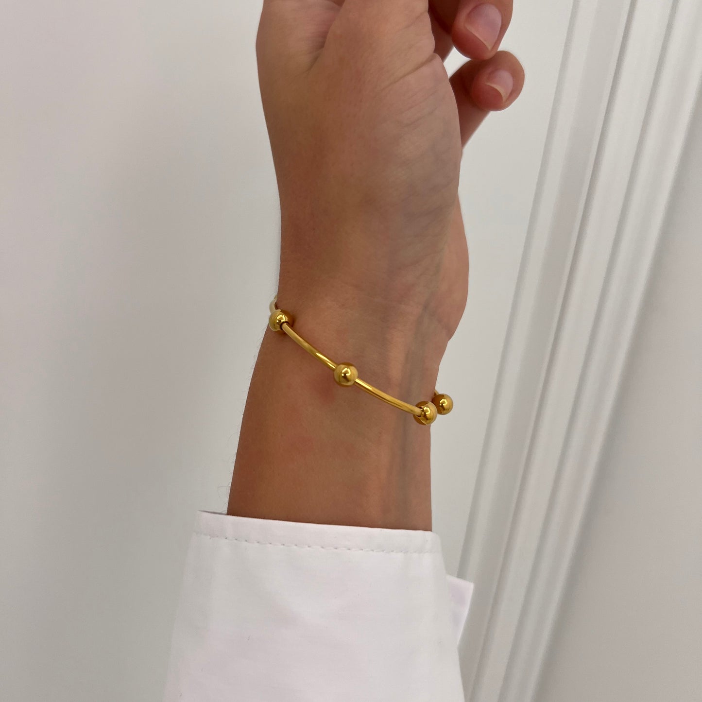 Minimalistic Round ball open bangle