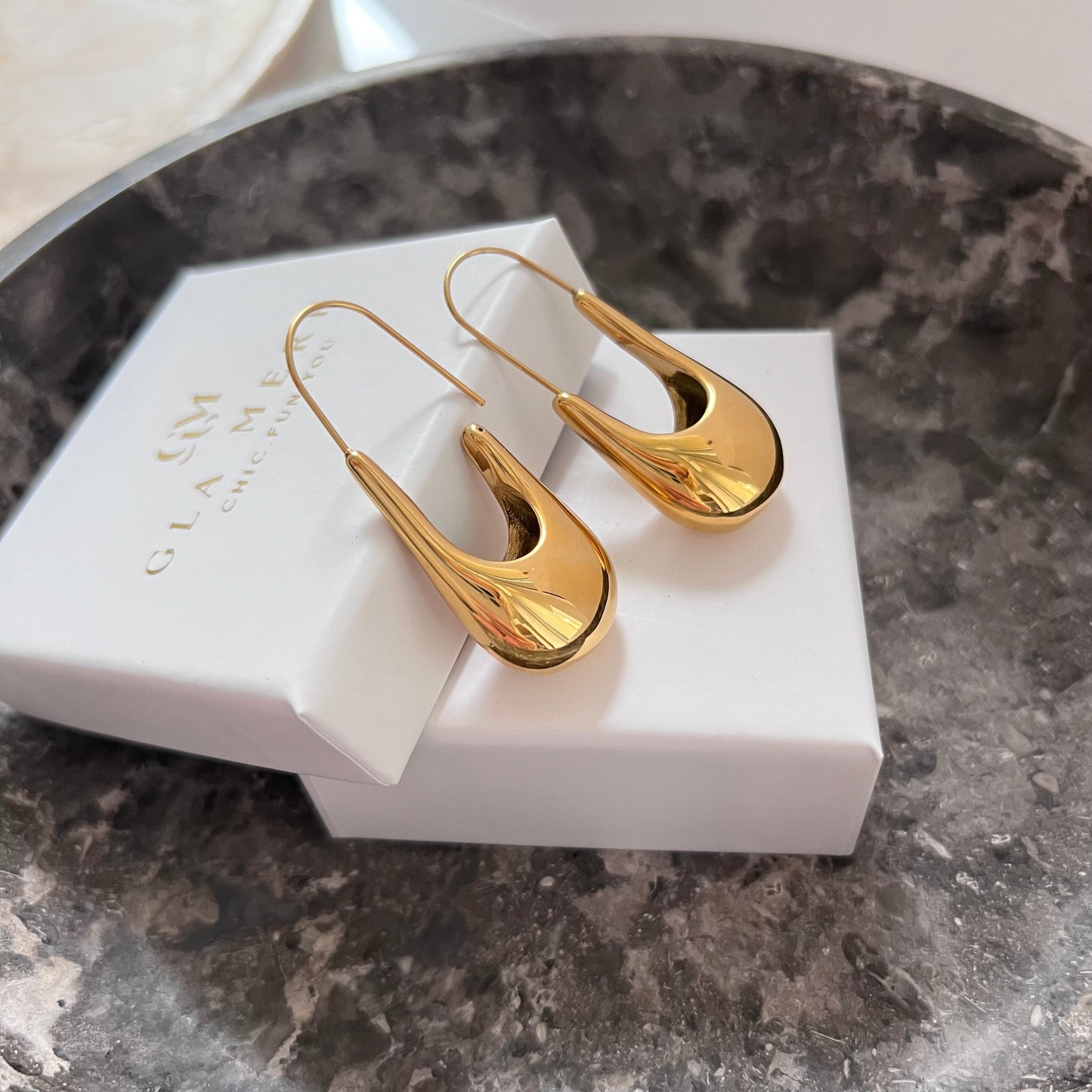 Sleek pin drop earings