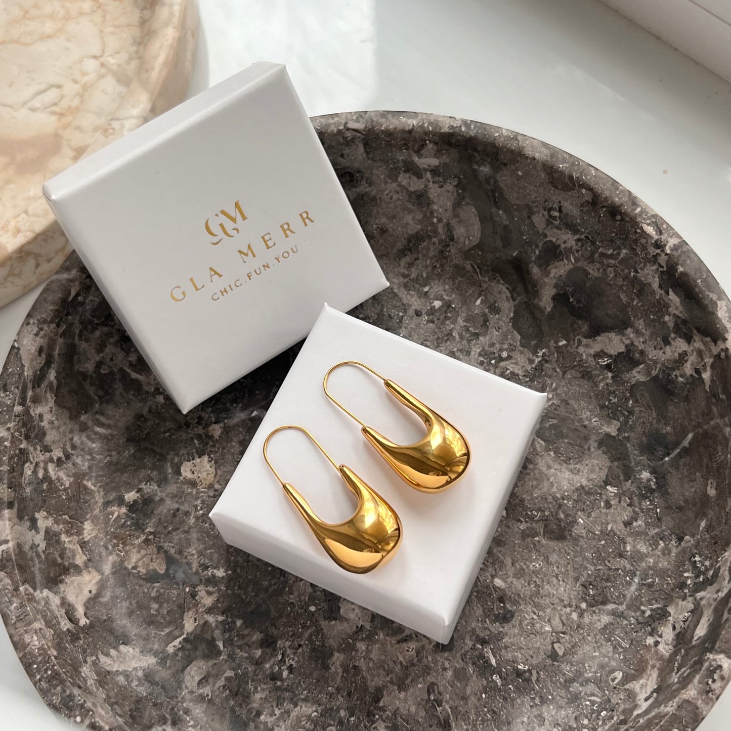Sleek pin drop earings